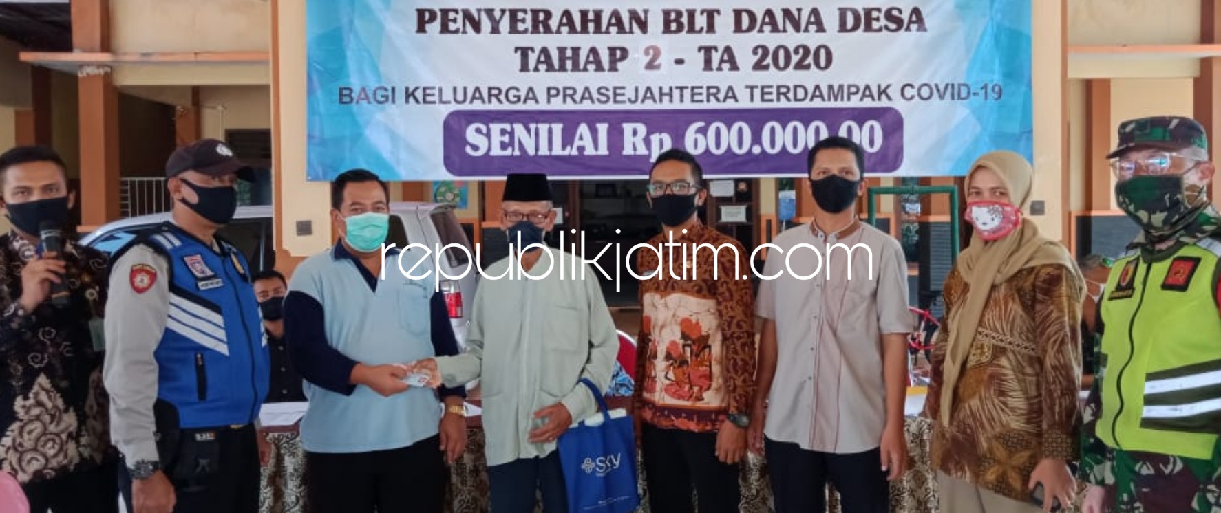 SALURKAN - Pemdes Kraton, Kecamatan Krian, Sidoarjo menyalurkan Bantuan Langsung Tunai (BLT) Dana Desa (DD) tahap 2 di kantor desa setempat, Selasa (16/06/2020). 