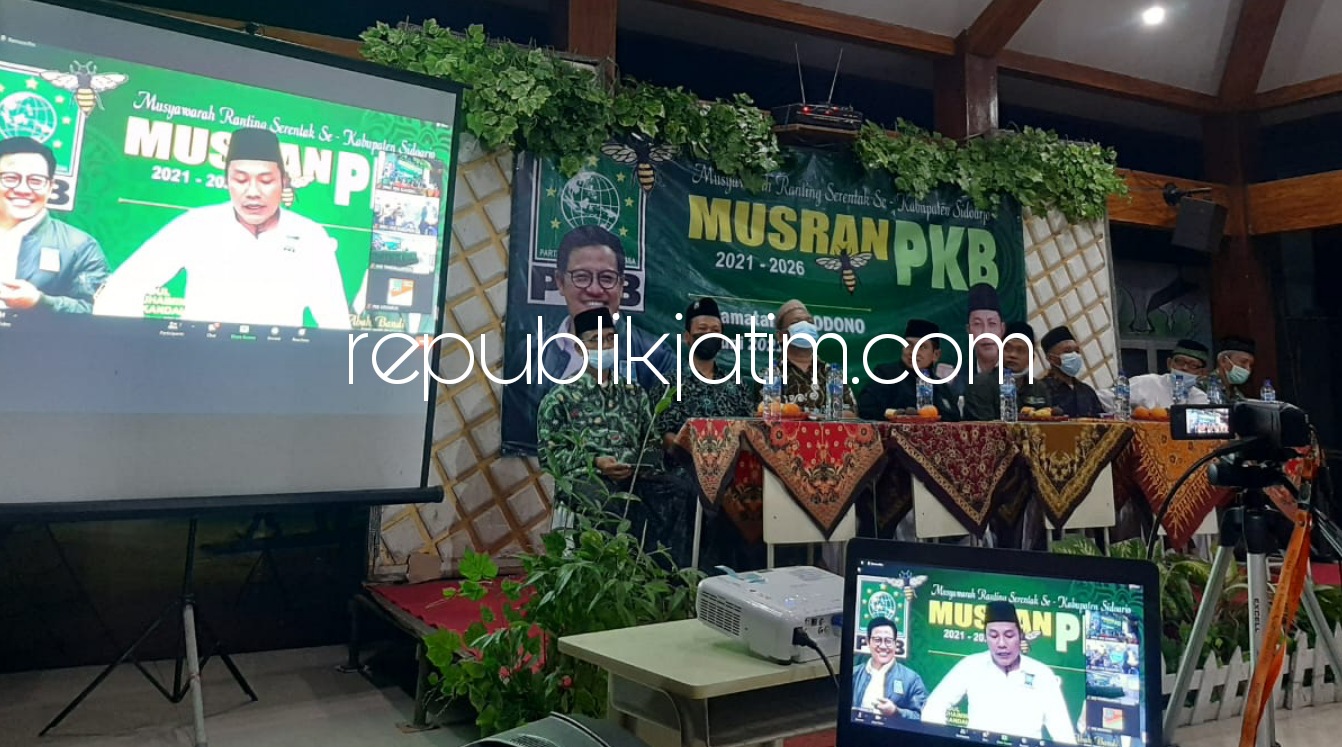 MUSRAN PKB - Ketua DPC PKB Sidoarjo, Subandi saat memberikan arahan saat Musran di PAC PKB Sukodono melalui zoom meeting di SDI Al-Maslachah Desa Panjunan, Kecamatan Sukodono, Sidoarjo, Selasa (15/06/2021) malam.