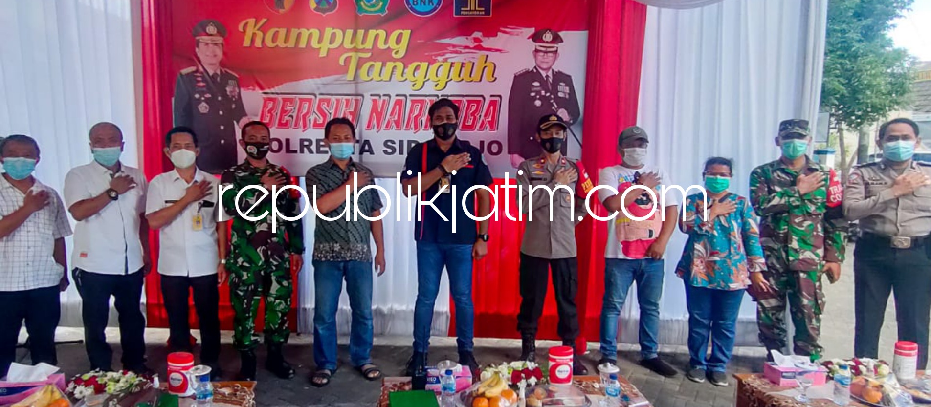 BEBAS NARKOBA - Polresta Sidoarjo menggandeng stakeholder sebagai wujud keseriusan memerangi narkoba melibatkan, BNNK, Lapas, Pemkab, TNI, perangkat desa, tokoh agama, karang taruna dan warga di Desa Pepelegi, Waru dan Sekardangan, Rabu (16/06/2021).