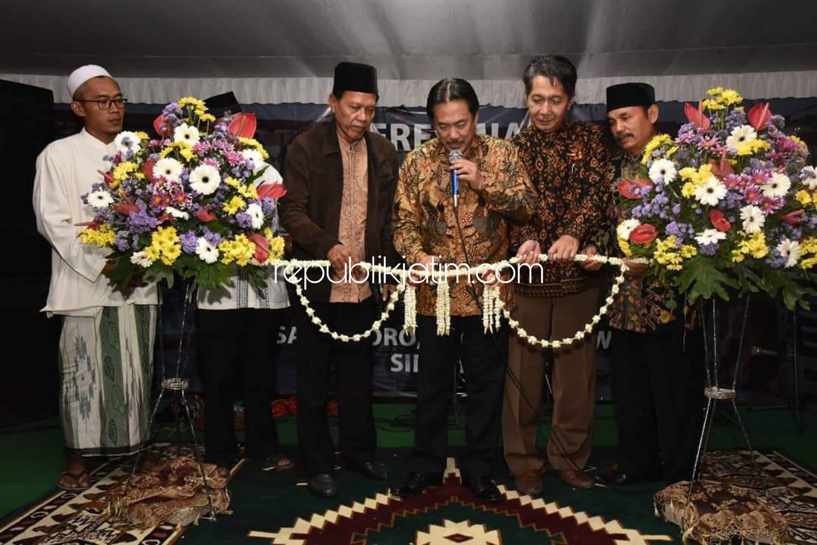 RESMIKAN - Wabup Sidoarjo, Nur Ahmad Syaifuddin meresmikan Sentra Kuliner dan Pasar Pagi Rewwin, Desa Wedoro, Kecamatan Waru, Sidoarjo, Sabtu (15/06/2019) malam.