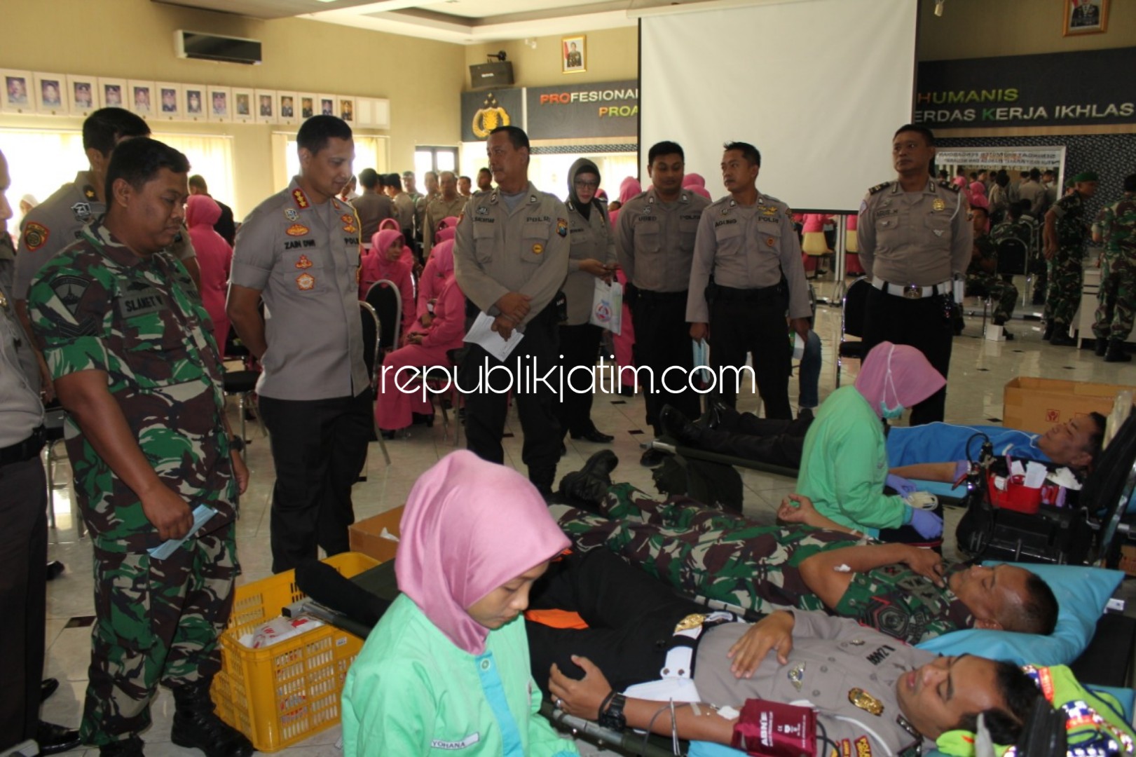 DONOR DARAH - Kapolresta Sidoarjo, Kombes Pol Zain Dwi Nugroho mengikuti donor darah bersama 220 peserta lainnya di Aula Bharadaksa Polresta Sidoarjo, Senin (17/06/2019).