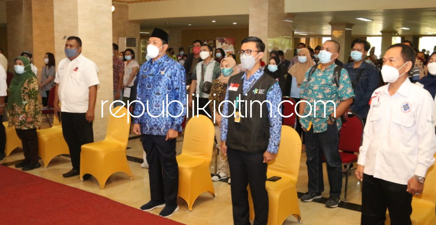 VAKSIN - Wakil Bupati Sidoarjo, Subandi melihat jalannya vaksinasi yang dilakukan Dinas Kesehatan (Dinkes) Pemkab Sidoarjo bekerjasama dengan 1.000 anggota Perhimpunan Hotel dan Restoran Indonesia (PHRI) Sidoarjo, Kamis (17/06/2021). 