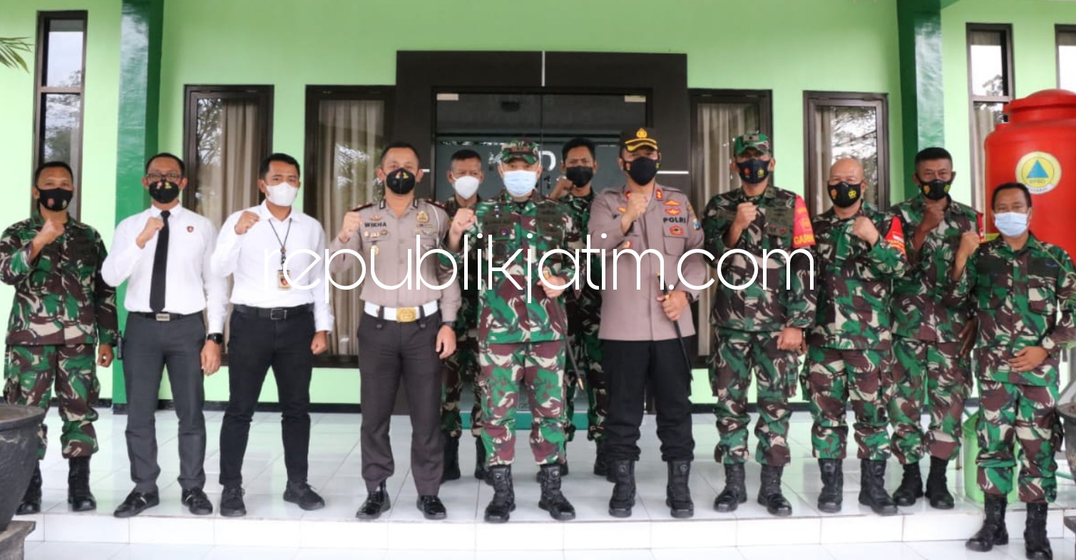 SILATURRAHMI - Dandim 0816 Sidoarjo, Letkol Inf M Iswan Nusi menerima kunjungan Kapolresta Sidoarjo, AKBP Kusumo Wahyu Bintoro dan jajarannya di Makodim 0816 Sidoarjo, Kamis (17/06/2021). 