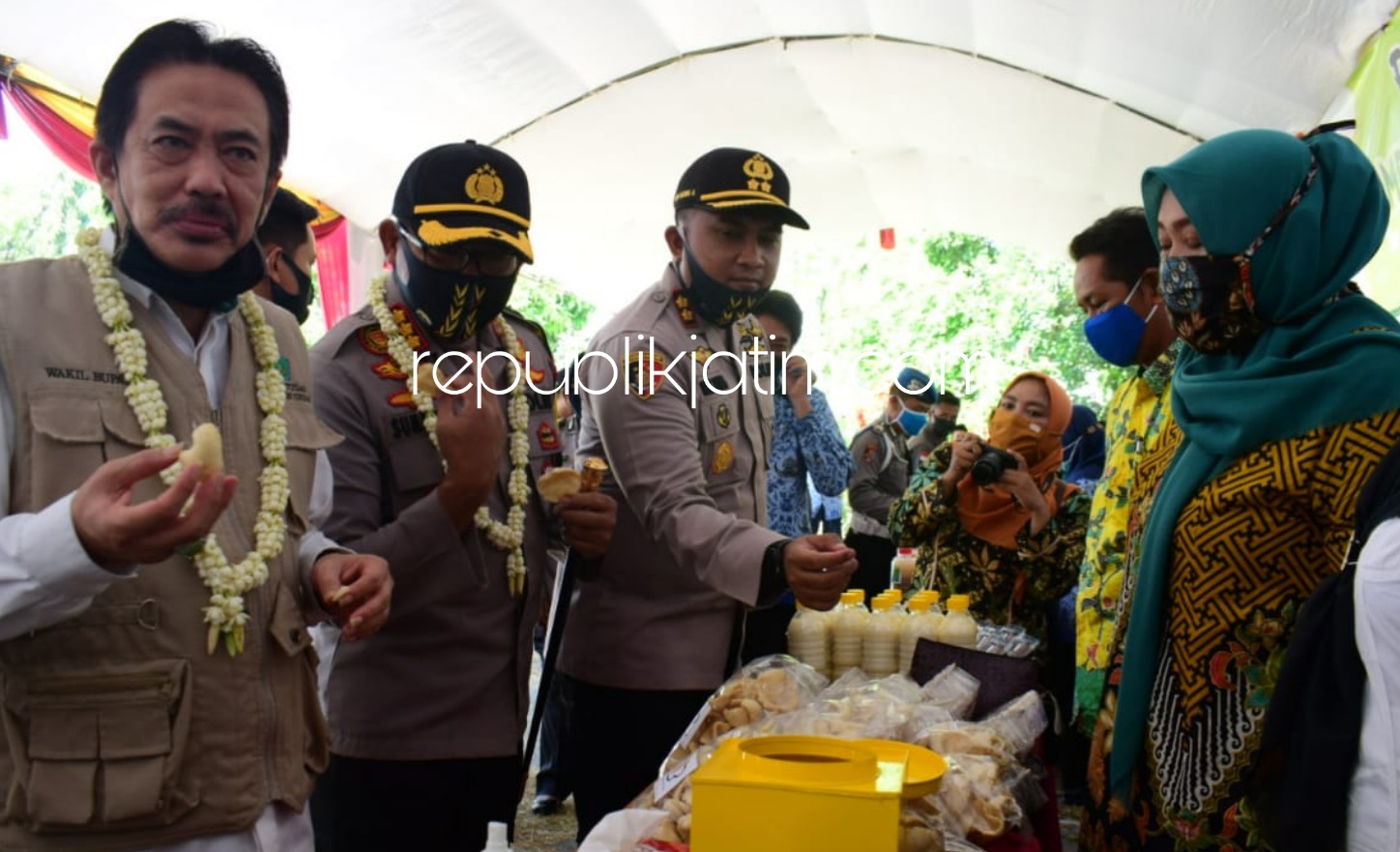 KAMPUNG TANGGUH - Plt Bupati Sidoarjo, Nur Ahmad Syaifuddin dan Kapolresta Sidoarjo, Kombes Pol Sumardji meresmikan pendirian tujuh Kampung Tangguh Semeru di Krembung, Sidoarjo, Rabu (17/06/2020).