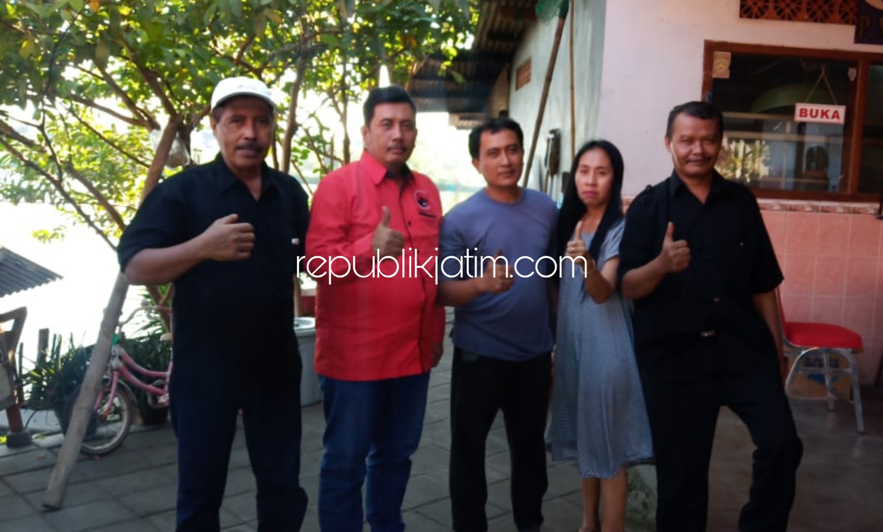 DUKUNGAN - Sebanyak 4 PAC PDIP Sidoarjo mendukung majunya, Heru Sastrawan (jas merah) dalam bursa Ketua DPC PDIP Sidoarjo, Senin (17/06/2019).