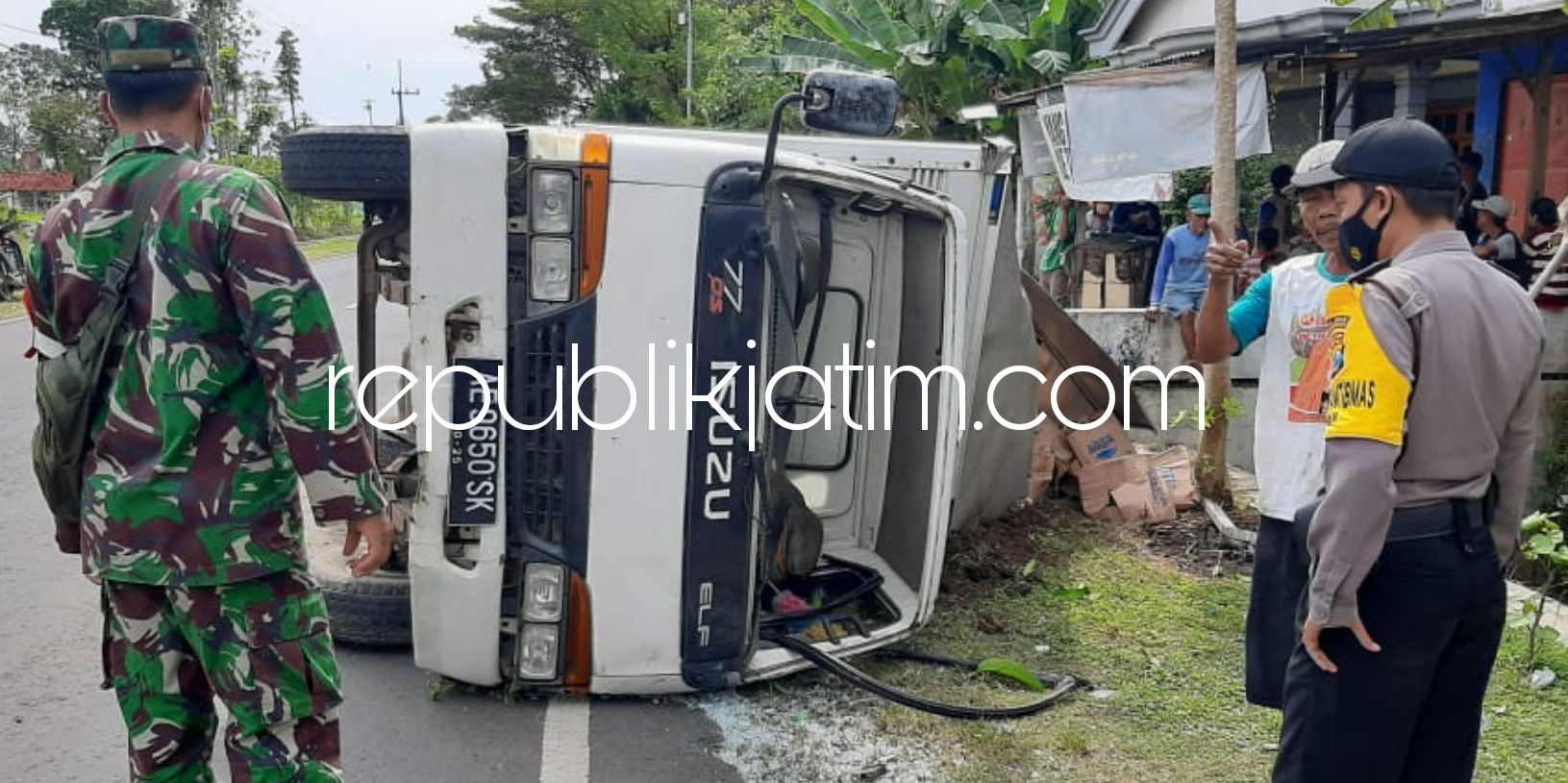 TERGULING- Hendak mendahului motor truk box bernopol AE 9550 SK  yang dikemudikan Andik Widianto (28) warga Desa Mrican, Kecamatan Jenangan terguling di JL Raya Desa Ngampel, Kecamatan Balong, Ponorogo, Kamis (17/06/2021). 