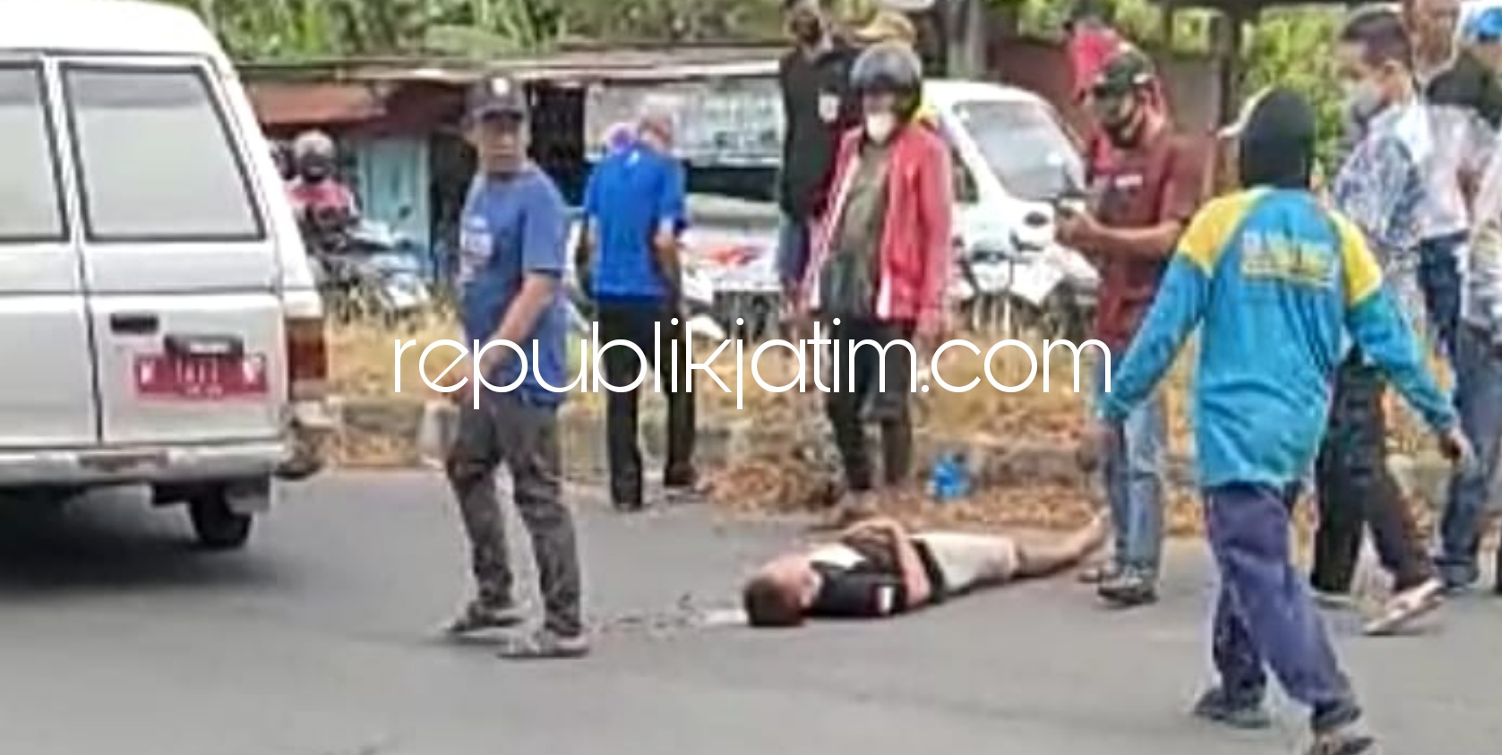 TERPENTAL : Kondisi Moch Irsyadillah yang masih tergeletak di JL Exit Tol Lama Jabon setelah motor yang dikendarainya terlibat kecelakaan, Kamis (17/06/2021). 