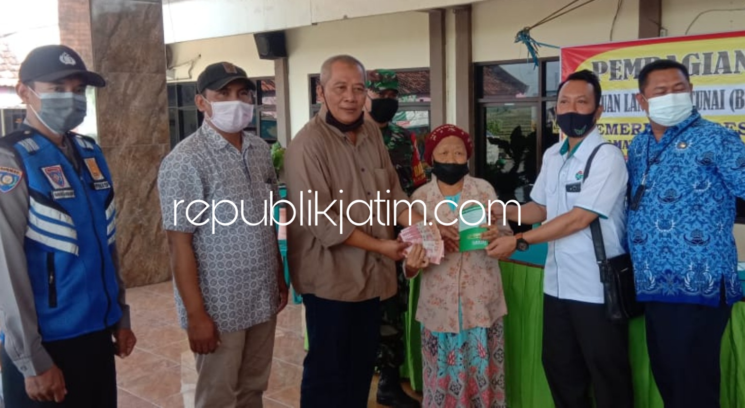 SALURKAN - Pencairan BLT DD tahap kedua sebesar Rp 600.000 kepada kepala 148 Keluarga Penerima Manfaat (KPM) sekaligus belanja paket sembako Rp 200.000 usai menerima uang tunai di kantor Desa Suwaluh, Kecamatan Balongbendo, Sidoarjo, Rabu (17/06/2020).