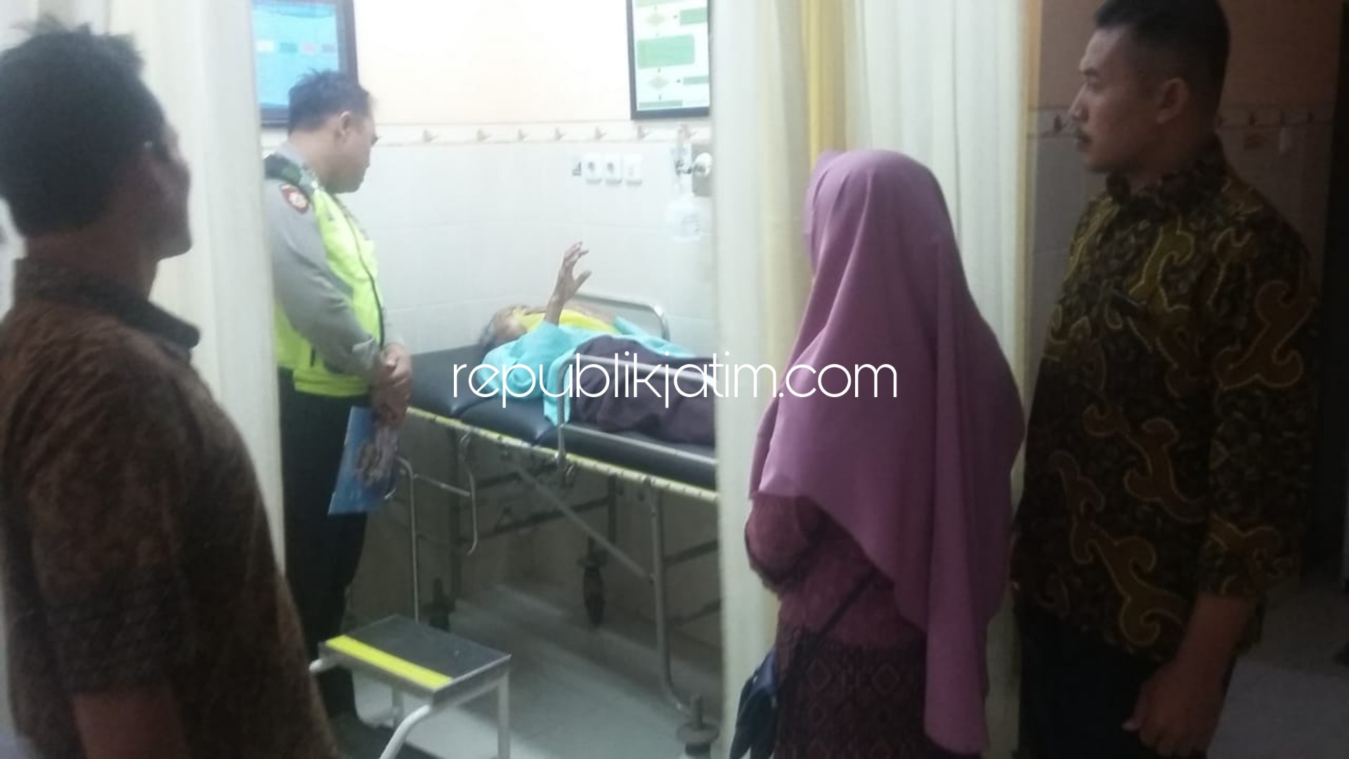 DIRAWAT - Korban kecelakaan dirawat di rumah sakit usai dievakuasi polisi, Senin (17/06/2019).