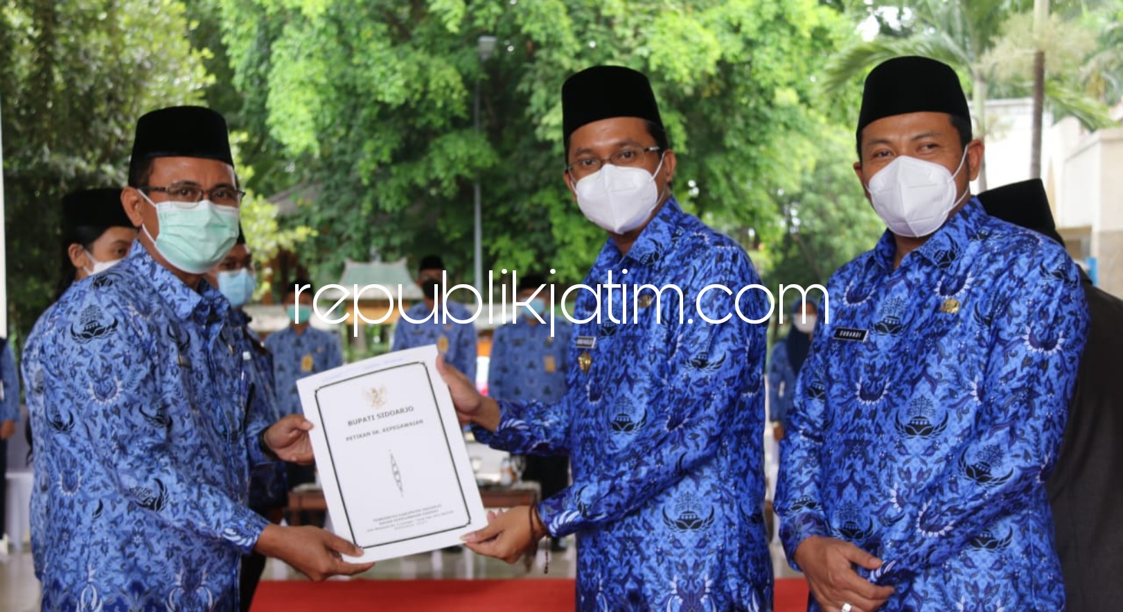 LANTIK - Bupati Sidoarjo, Ahmad Muhdlor Ali (Gus Muhdlor) melantik sebanyak 223 pejabat struktural Pemkab Sidoarjo mulai di bidang kesehatan maupun pendidikan di Pendopo Delta Wibawa, Kamis (17/06/2021) sore.