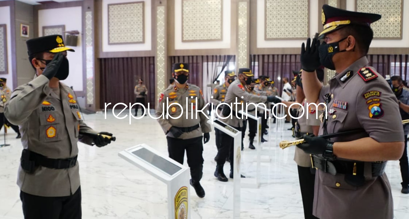 SERTIJAB - Serah terima jabatan Kapolresta Sidoarjo dari Kombes Pol Sumardji kepada AKBP Kusumo Wahyu Bintoro dipimpin Kapolda Jatim Irjen Pol Nico Afinta di Mapolda Jawa Timur, Kamis (17/06/2021).