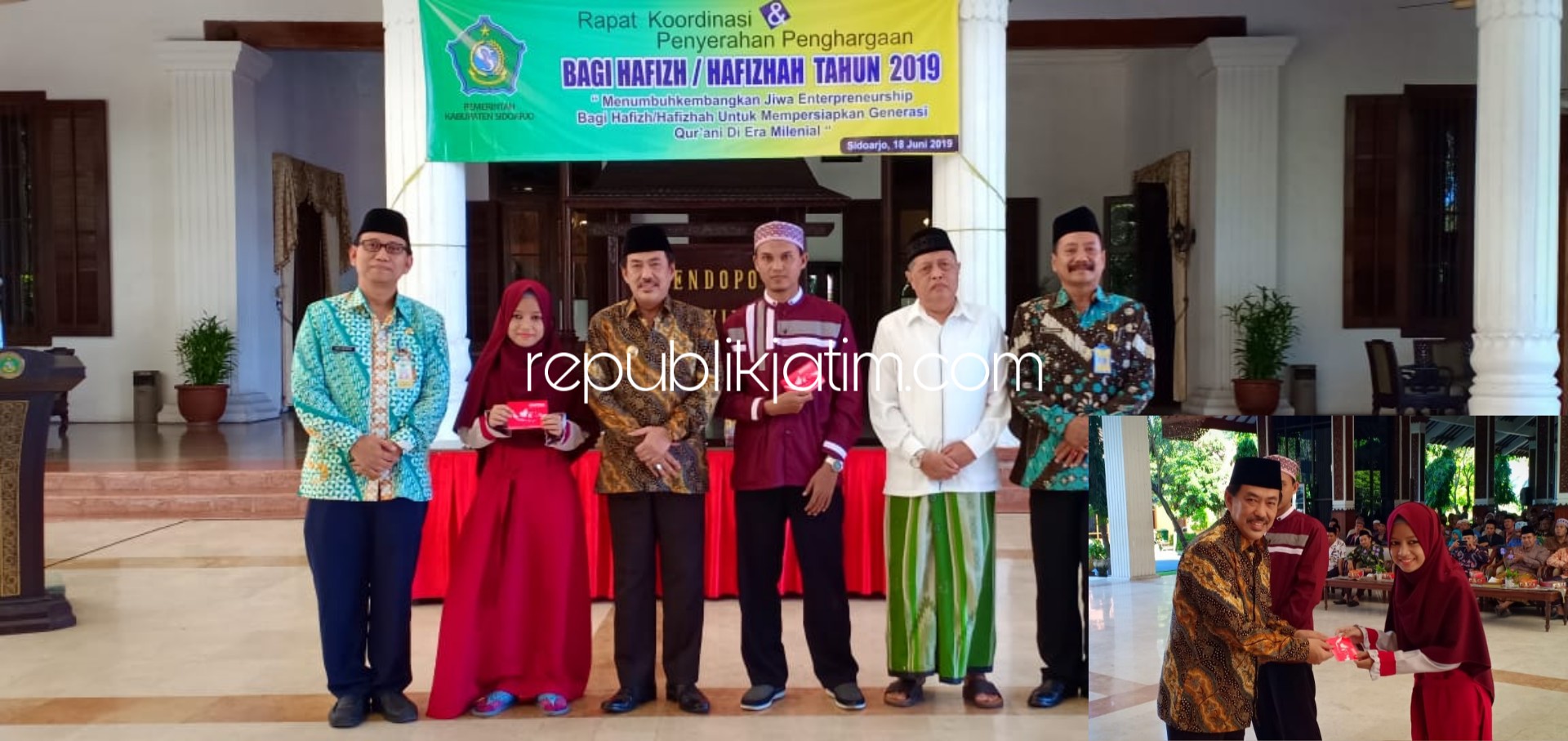 PENYERAHAN - Wabup Sidoarjo, Nur Ahmad Syaifuddin menyerahkan penghargaan kepada 637 hafizh dan hafizhah asal Sidoarjo berupa uang tunai Rp 4 juta per orang di Pendopo Delta Wibawa, Selasa (18/06/2019).