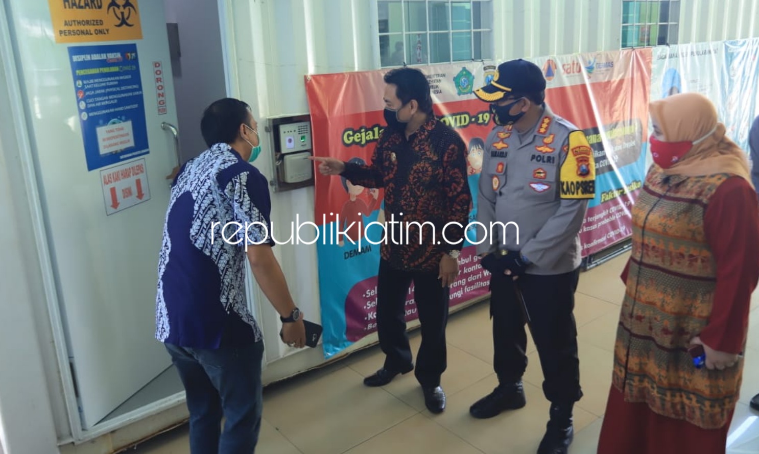 LAUNCHING - Plt Bupati Sidoarjo, Nur Ahmad Syaifuddin dan Kapolresta Sidoarjo, Kombes Pol Sumardji melaunching Polymerase Chain Reaction (PCR) mobile, di Parkir Barat GOR Delta Sidoarjo, Kamis (18/06/2020).