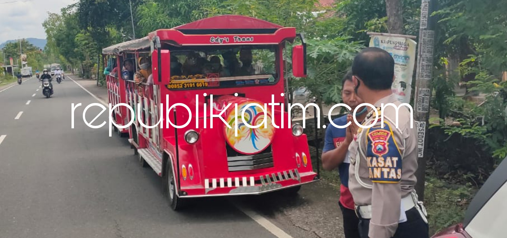 TILANG - Anggota Satuan Lalu Lintas Polres Ponorogo saat menindak operator kereta kelinci di JL Raya karena diduga membahayakan penumpang dan tidak memiliki uji kelayakan, Jumat (18/06/2021).