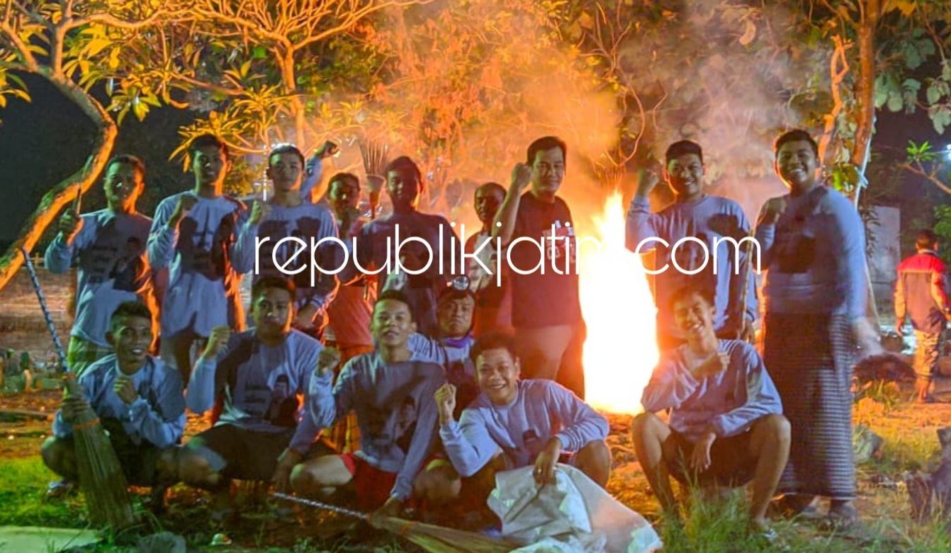 BERSIH MAKAM - Para Pemuda Suara Jatikalang menggelar aksi bersih-bersih makam Dusun Jati, Desa Jatikalang, Kecamatan Prambon, Sidoarjo, Rabu (17/06/2020) malam.