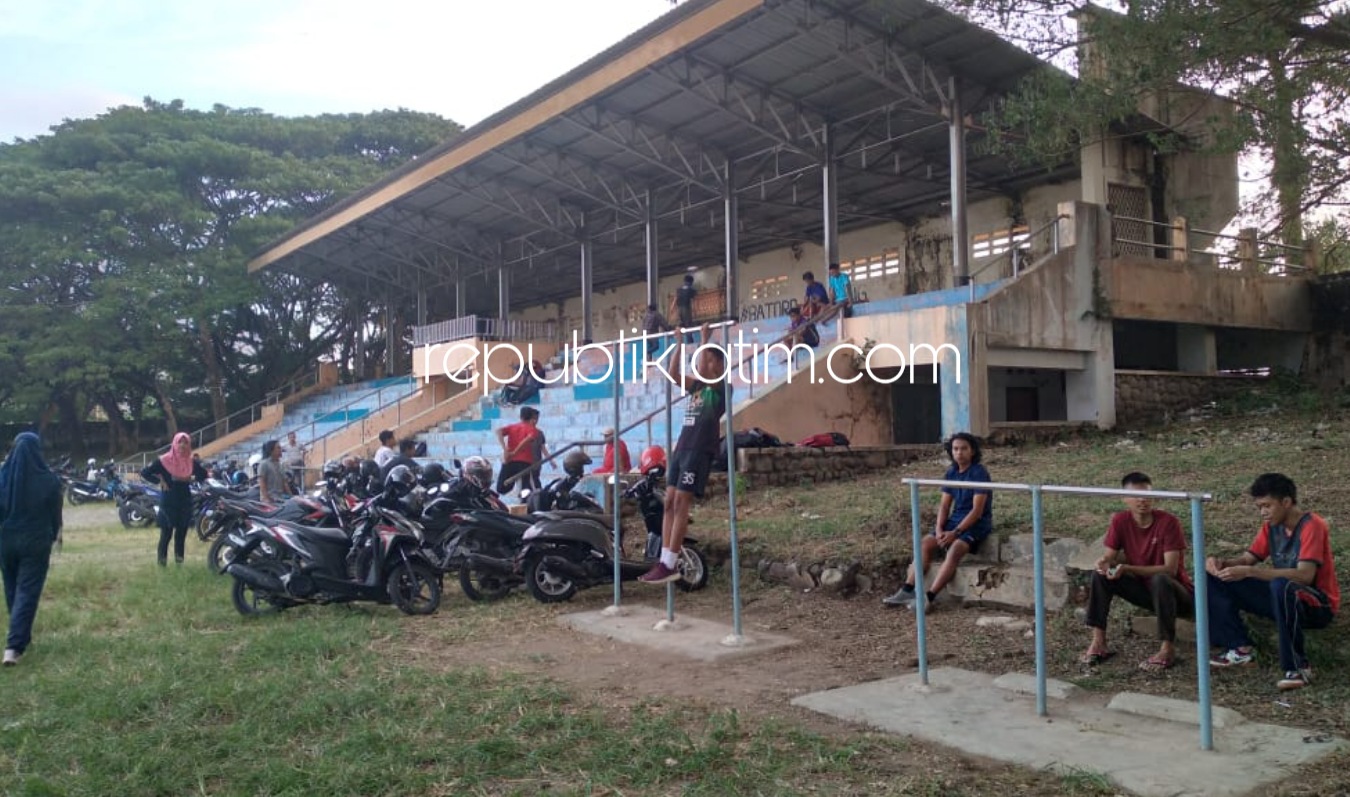 TAK TERAWAT - Kondisi Stadion Batoro Katong (BK) Ponorogo yang pernah mendapatkan kucuran bantuan Rp 4,2 miliar dari APBN memperihatinkan dan terbengkalai, Kamis (18/06/2020).