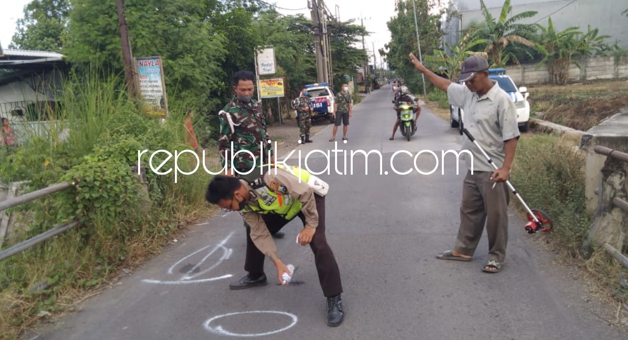 TKP - Petugas Lantas, Polresta Sidoarjo menggelar olah TKP kecelakaan melibatkan truk, motor dan sepeda onthel hingga menyebabkan seorang pengendara motor tewas dan pengayuh sepeda terluka di JL Banjarpertapan Kecamatan Taman Sidoarjo, Sabtu (19/06/2021).