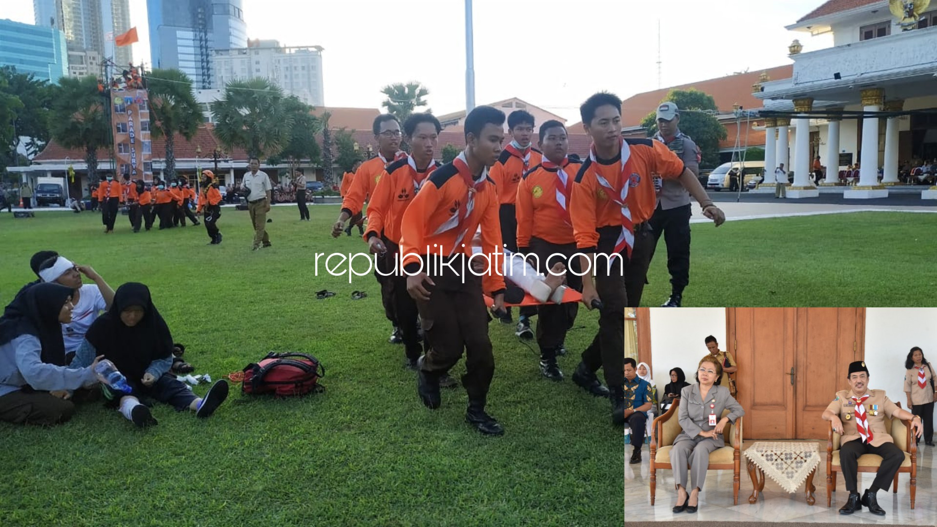 ATRAKSI - Brigade Penolong Pramuka Sidoarjo menunjukkan atraksi penanganan korban bencana di Gedung Grahadi Surabaya, Senin (17/06/2019) petang.