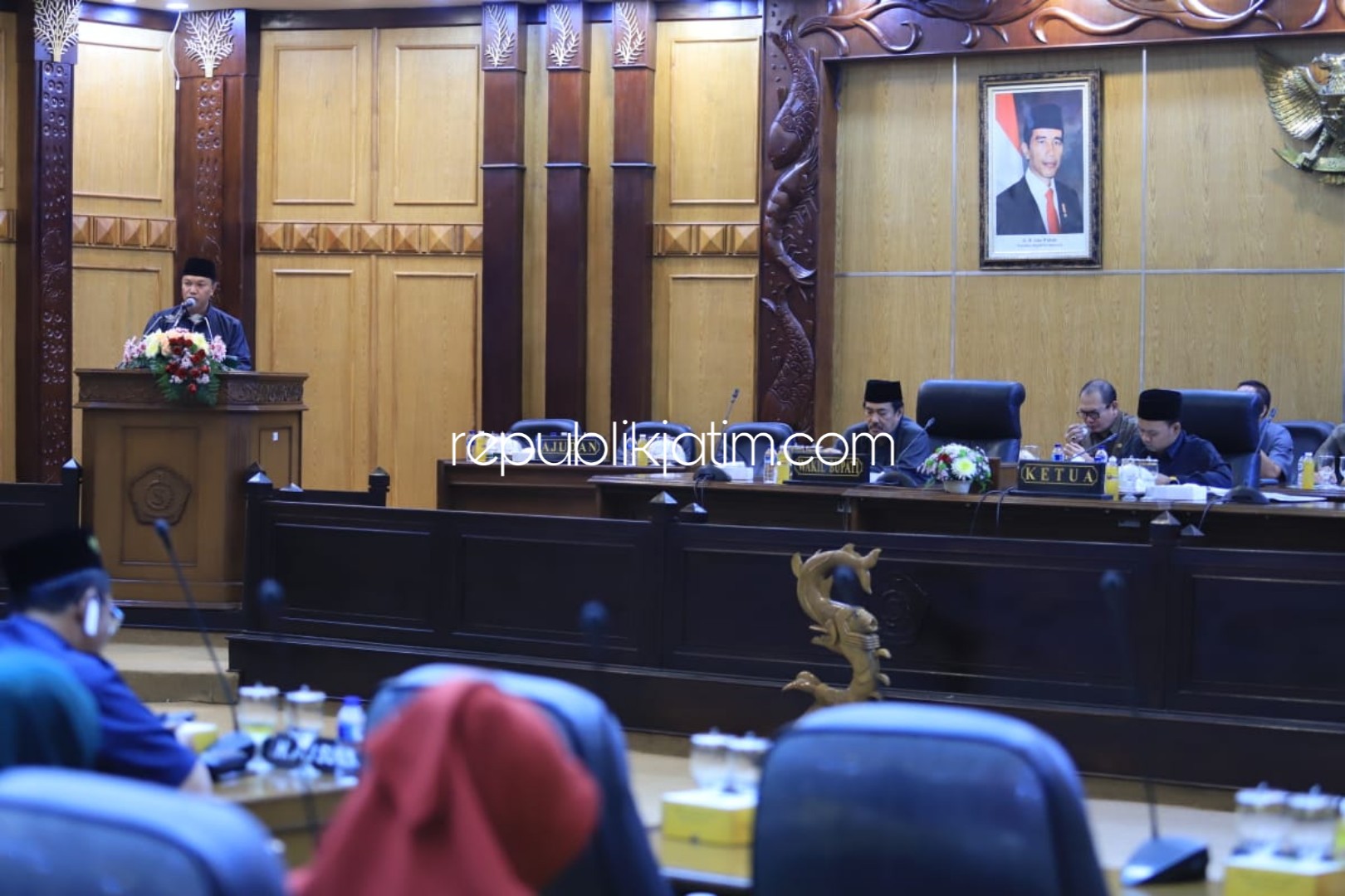 PANDANGAN UMUM - Juru Bicara Fraksi PKB, M Maksum Zubair membacakan Pandangan Umum (PU) Fraksi-Fraksi soal Raperda Penyelenggaraan Perpustakaan dan Retribusi Pengujian Kendaraan Bermotor dalam Paripurna di DPRD Sidoarjo, Rabu (19/06/2019).