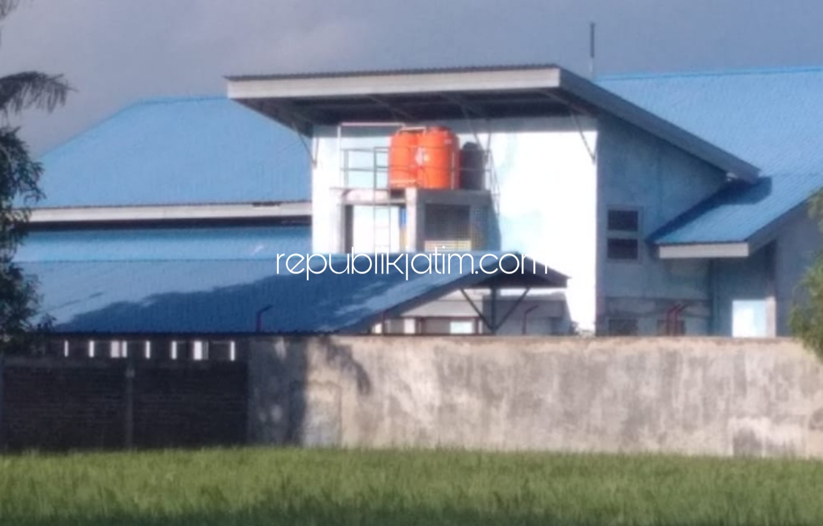 MANGKRAK - Proyek Gedung Rumah Potong Hewan (RPH) bernilai Rp 2,8 miliar di JL Raya Jetis - Bungkal, Ponorogo mangkrak sejak dibangun Tahun 2013 lalu, Rabu (19/06/2019).