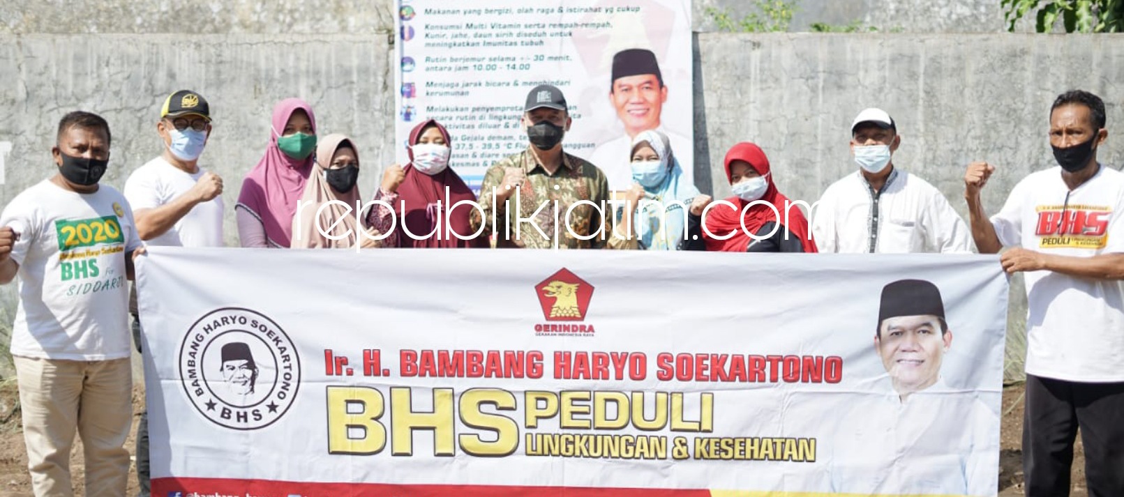 DISINFEKTAN - Anggota Dewan Pakar DPP Partai Gerindra, Bambang Haryo Soekartono (BHS) dan tim melaksanakan penyemprotan disinfektan di Perumahan Istana Mentari Cemengkalang, Kecamatan Sidoarjo, sebagai antisipasi penyebaran Covid-19, Sabtu (19/06/2021).