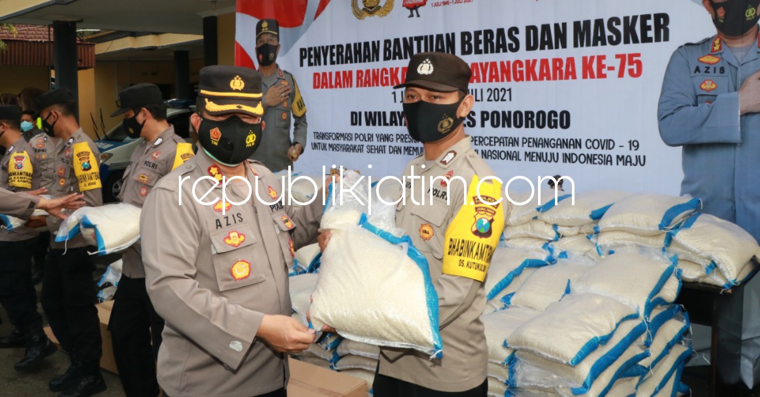 BAGIKAN - Dalam rangka HUT Bhayangkara ke 75 Kapolres Ponorogo, AKBP Mochamad Nur Azis mendistribusikan beras 6 ton dan 4.000 masker ke warga terdampak pandemi Covid-19, Sabtu (19/06/2021).