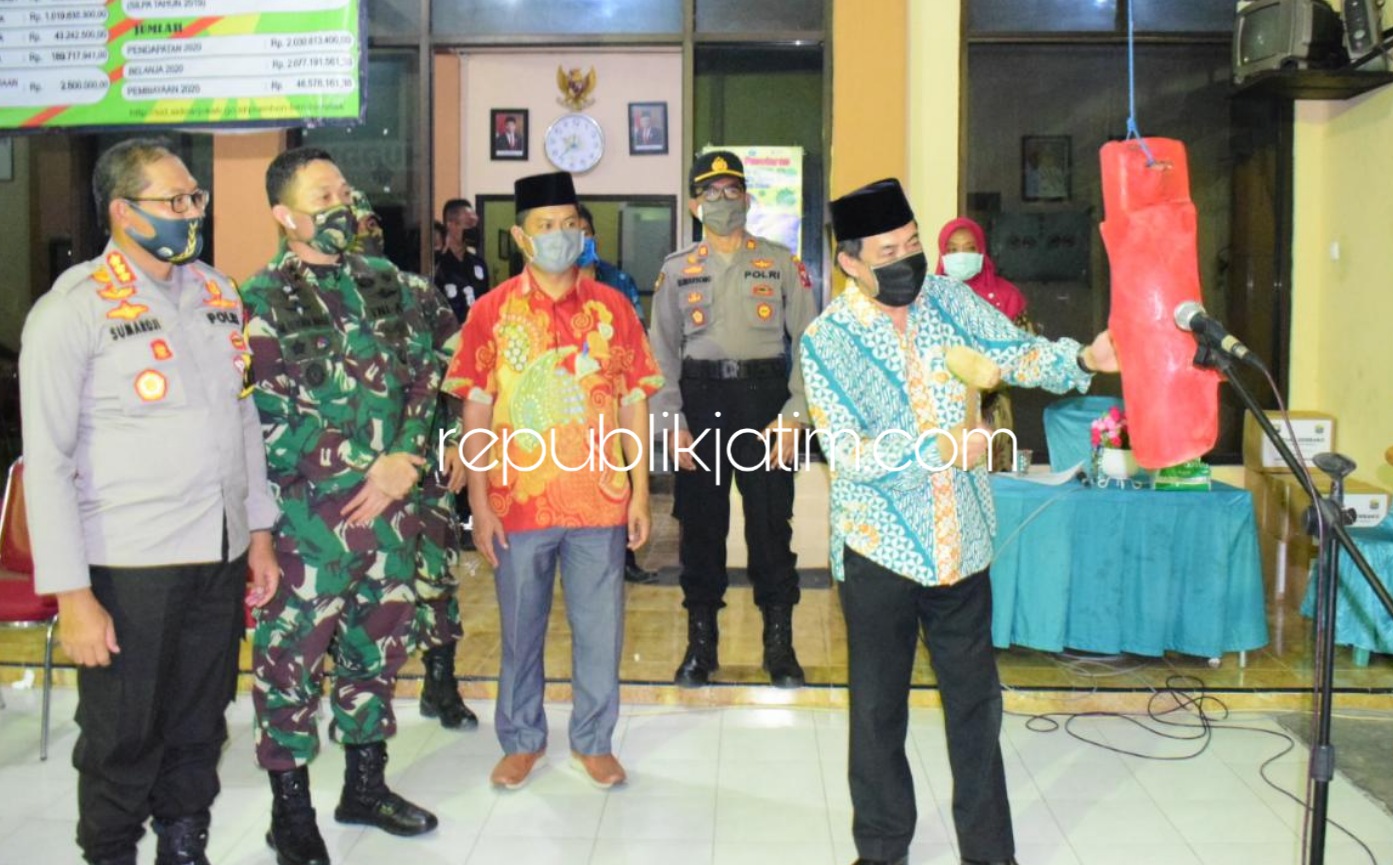KAMPUNG TANGGUH - Plt Bupati Sidoarjo, Nur Ahmad Syaifuddin memukul kentongan tanda peluncuran Kampung Tangguh Desa Bendotretek dan Desa Jati Alun-alun, Kecamatan Prambon, Sidoarjo, Kamis (18/06/2020) malam. 