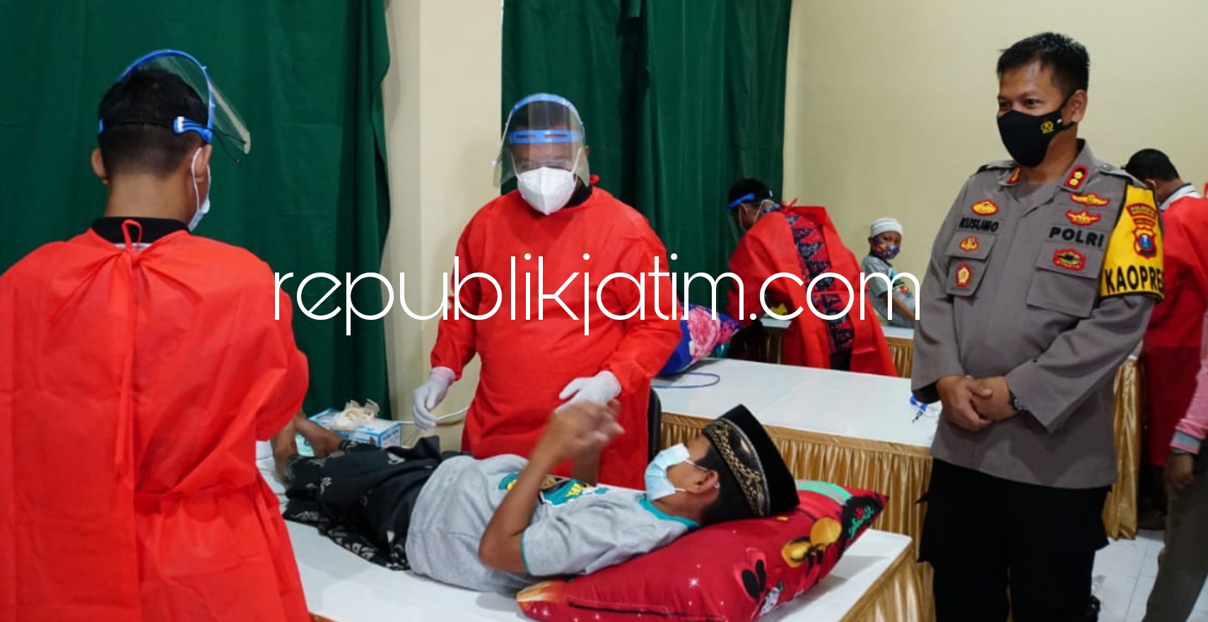 CEK - Kapolresta Sidoarjo, AKBP Kusumo Wahyu Bintoro mengecek acara khitan massal ceria sebanyak 125 anak secara gratis di Gedung Serbaguna Polresta Sidoarjo, Sabtu (19/06/2021).
