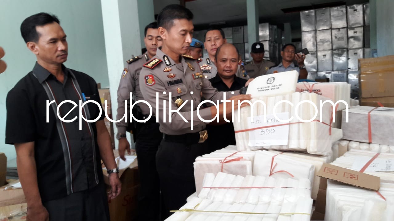 CEK - Kapolresta Sidoarjo, Kombes Pol Himawan Bayu Aji mengecek kesiapan logistik Pilgub Jatim didampingi komisioner KPU, M Iskak dan Sekretaris KPU Sidoarjo, Sulaiman, Rabu (20/06/2018).