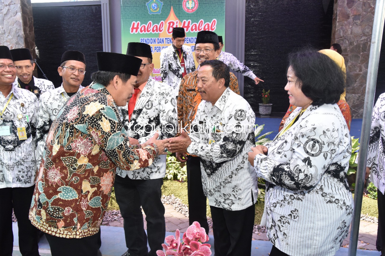 KADER TANGGUH - Wabup Sidoarjo, Nur Ahmad Syaifuddin meminta para guru dari PGRI maupun IGTKI mencetak kader bangsa tangguh, berilmu dan berakhlak dalam acara Halal Bihalal, Kamis (20/06/2019).
