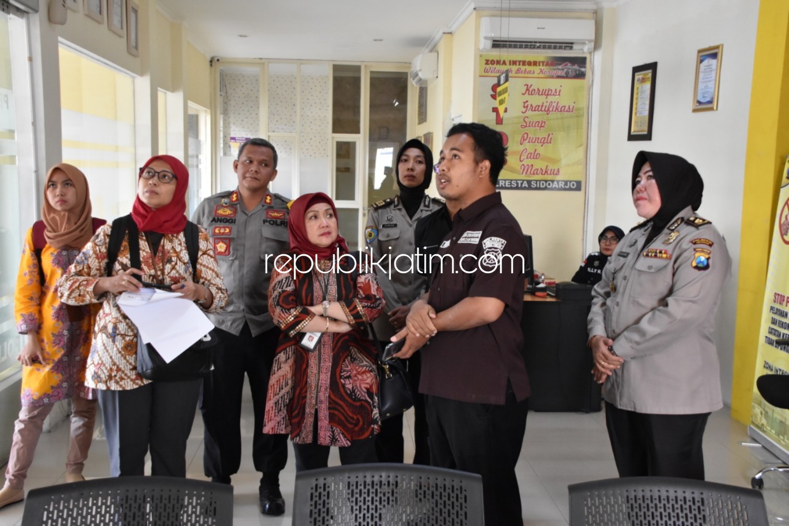 KUNJUNGAN - Deputi Bidang Pelayanan Publik Kementerian Pendayagunaan Aparatur Negara dan Reformasi Birokrasi (Kemenpan RB), Diah Natalisa mengapresiasi Polresta Sidoarjo dalam melakukan proses pelayanan saat kunjungan, Kamis (20/06/2019).