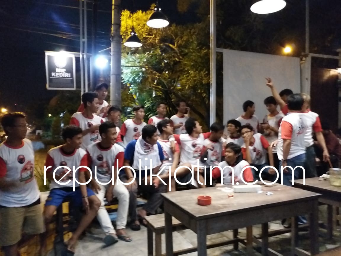 NOBAR - Relawan pasangan Calon Gubernur dan Wakil Gubernur nomor urut 2 Gus Ipul dan Mbak Puti bergerak dan bersosialisasi dengan berbagai kegiatan bersama kalangan anak muda Sidoarjo salah satunya nonton bareng piala dunia, Selasa (19/06/2018) malam.