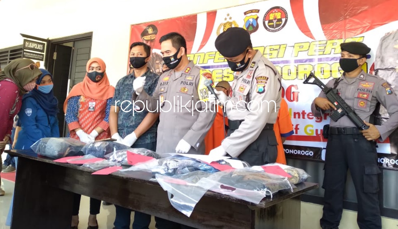 PENCABULAN - Kapolres Ponorogo AKBP Mochammad Nur Azis saat merilis kasus pencabulan (persetubuhan) terhadap anak bawah umur dengan tersangka AGW (20) dan ES (22) warga Desa Watubonang, Kecamatan Badegan, Ponorogo, Jumat (19/06/2020).
