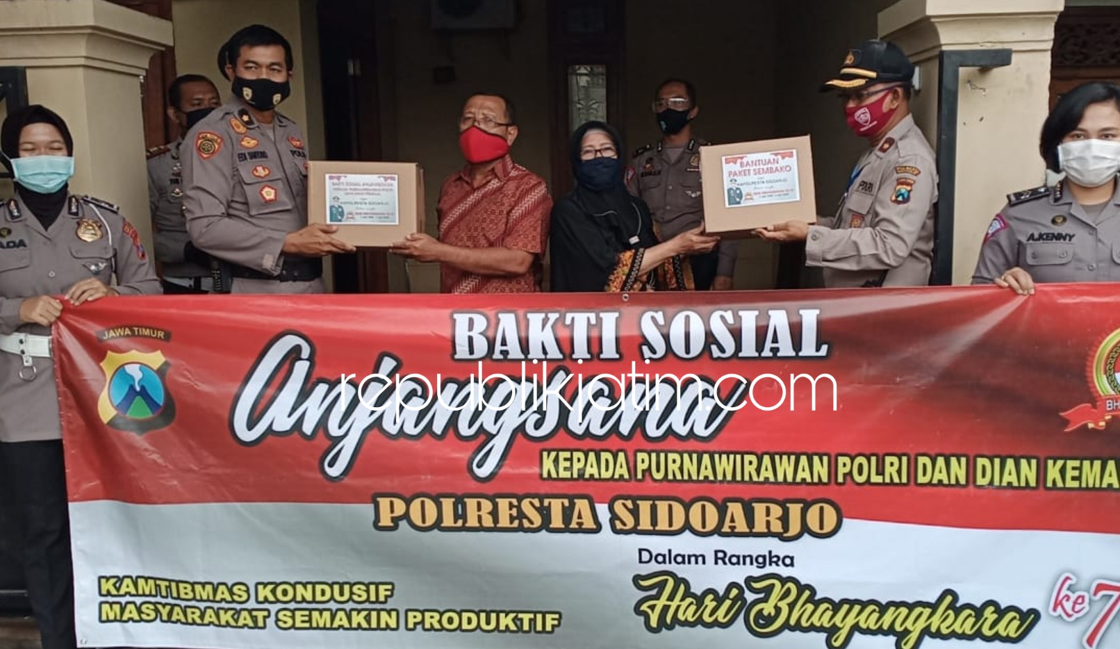BAKSOS - Menyambut Hari Bhayangkara ke 74, jajaran Polresta Sidoarjo menggelar bakti sosial anjangsana ke sejumlah Purnawirawan Polri dan Dian Kemala di Sidoarjo, Sabtu (20/06/2020).