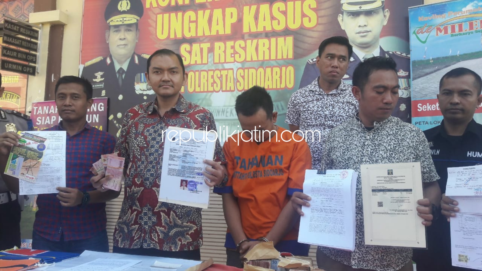 PENIPUAN - Tersangka penipuan dan penggelapan dengan modus berjualan tanah kavling seharga Rp 55 juta, Heru Susanto (35) warga JL G Kendeng Jombangan, Desa Tretek, Kecamatan Pare, Kediri ditahan Satuan Reskrim, Polresta Sidoarjo, Jumat (21/06/2019).