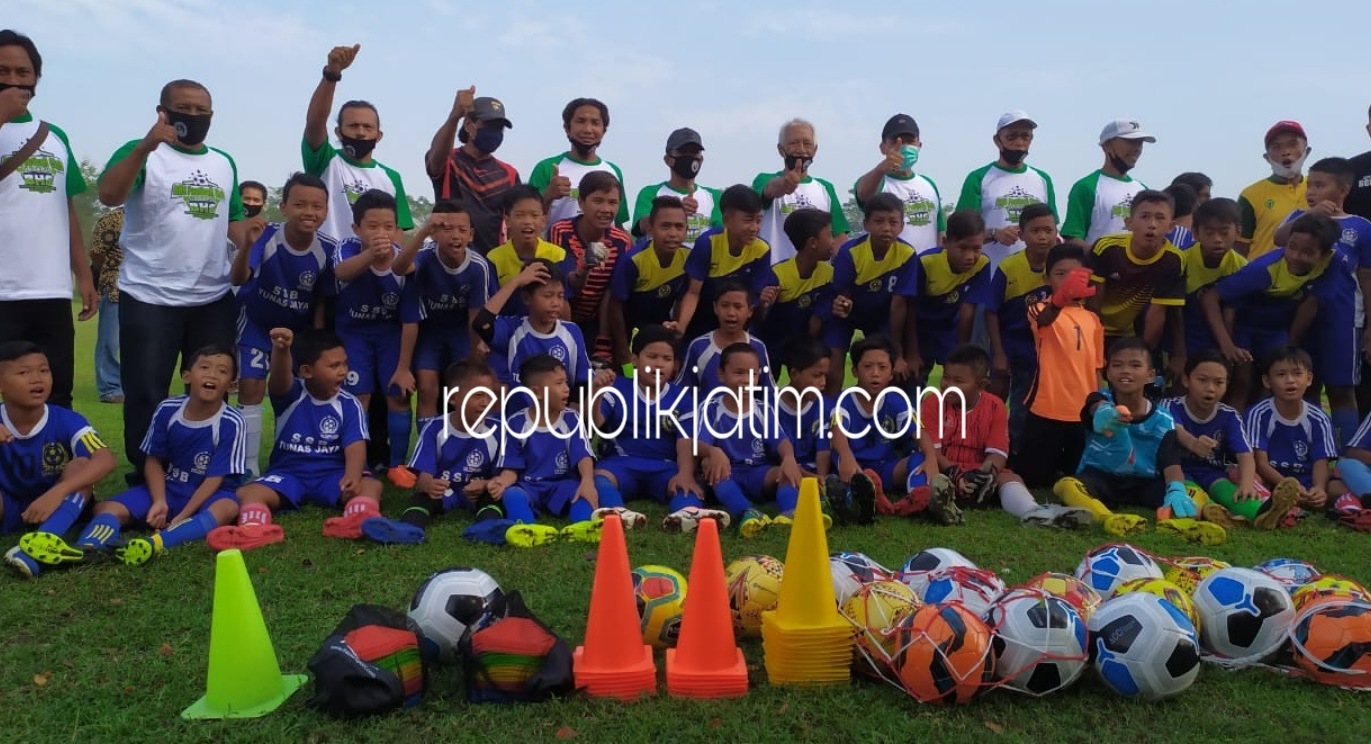 MOTIVASI - Bacabup Bambang Haryo Soekartono (BHS) dan 8 mantan pemain Timnas memberi motivasi siswa Sekolah Sepakbola (SSB) sebelum laga persahabatan SSB NSS melawan SSB TJ Tulangan di lapangan Salam, Desa Suko, Kecamatan Sidoarjo, Minggu (21/06/2020).