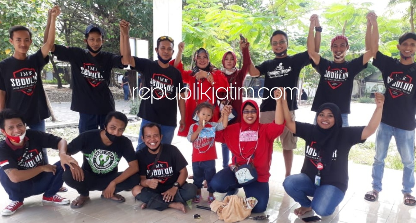 SILATURRAHMI - Pengurus dan anggota Info Masyarakat Krian (IMK) bersilaturrahmi sambil membagikan kaos dan stiker di Taman Abhipura Krian untuk membangun seduluran, Minggu (21/06/2020).