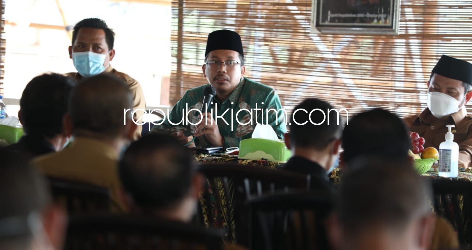 PAPARAN - Bupati Sidoarjo Ahmad Muhdlor Ali dan Wabup Subandi memaparkan penggunaan ADD dan BKK saat Rapat Koordinasi (Rakor) dengan para Camat, FKKD dan Forum BUMDes di Resto Apung Penatarsewu, Tanggulangin, Sidoarjo, Senin (21/06/2021).