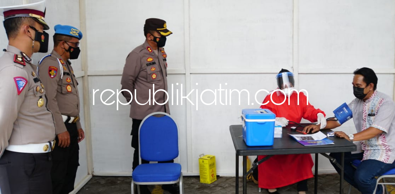 VAKSIN - Kapolresta Sidoarjo, AKBP Kusumo Wahyu Buntoro menyaksikan proses pemberian vaksinasi Covid-19 secara gratis kepada pemohon SIM di Satuan Lantas Polresta Sidoarjo, Senin (21/06/2021).