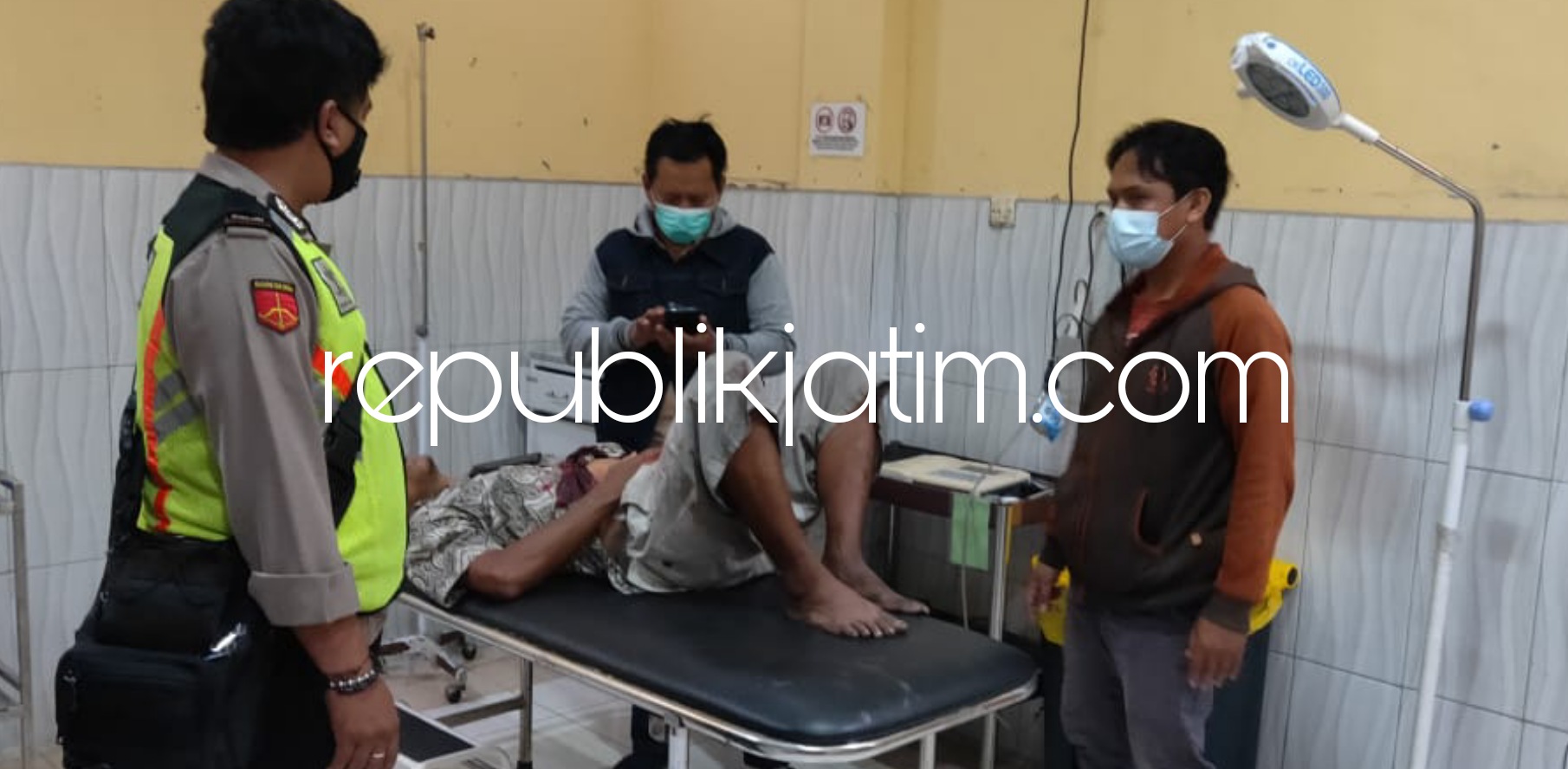 PENUSUKAN - Korban penusukan, Abdul Kohar (55) warga Dusun Patoman, Desa Keboharan, Kecamatan Krian, Sidoarjo saat dirawat di rumah sakit karena luka tusukan di pinggang kanannya, Minggu (20/06/2021).