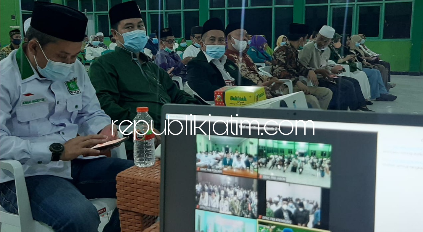 ARAHAN - Sebanyak 15 PAC kader pengurus PKB dan jajarannya Kecamatan Jabon mendengarkan arahan secara virtual Ketua DPC PKB Sidoarjo, Subandi di gedung MWC NU Jabon, Minggu (21/06/2021) malam.