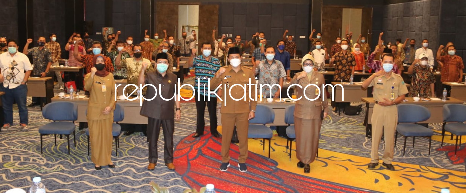 BUKA - Wakil Bupati (Wabup) Sidoarjo, Subandi membuka secara resmi acara Peningkatan Sarana Hubungan Industrial dan Harmonisasi Industrial Bagi Pengurus Serikat Pekerja (SP) dan Serikat Buruh (SB) di Luminor Hotel, Sidoarjo, Senin (21/06/2021).