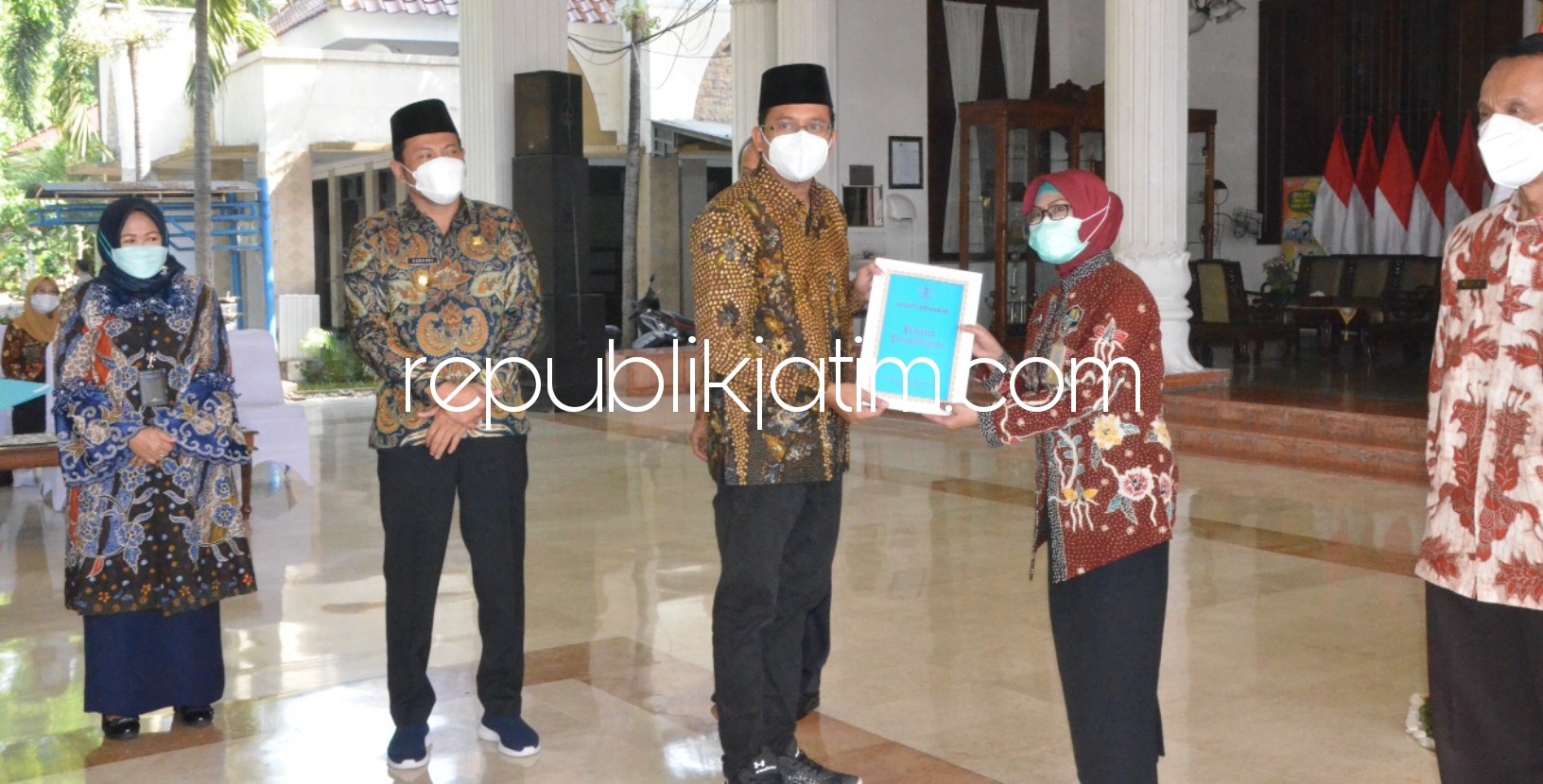 LEPAS - Bupati Sidoarjo, Ahmad Muhdlor Ali (Gus Muhdlor) melepas 214 PNS yang memasuki masa pensiun di Pendopo Delta Wibawa Sidoarjo, Selasa (22/06/2021).