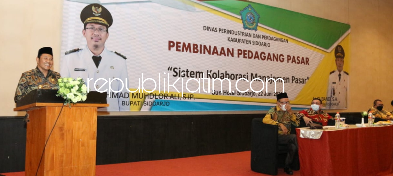 BUKA - Wakil Bupati (Wabup) Sidoarjo, Subandi membuka kegiatan pembinaan pedagang pasar tradisional di The Sun Hotel, Sidoarjo, Selasa (22/06/2021).