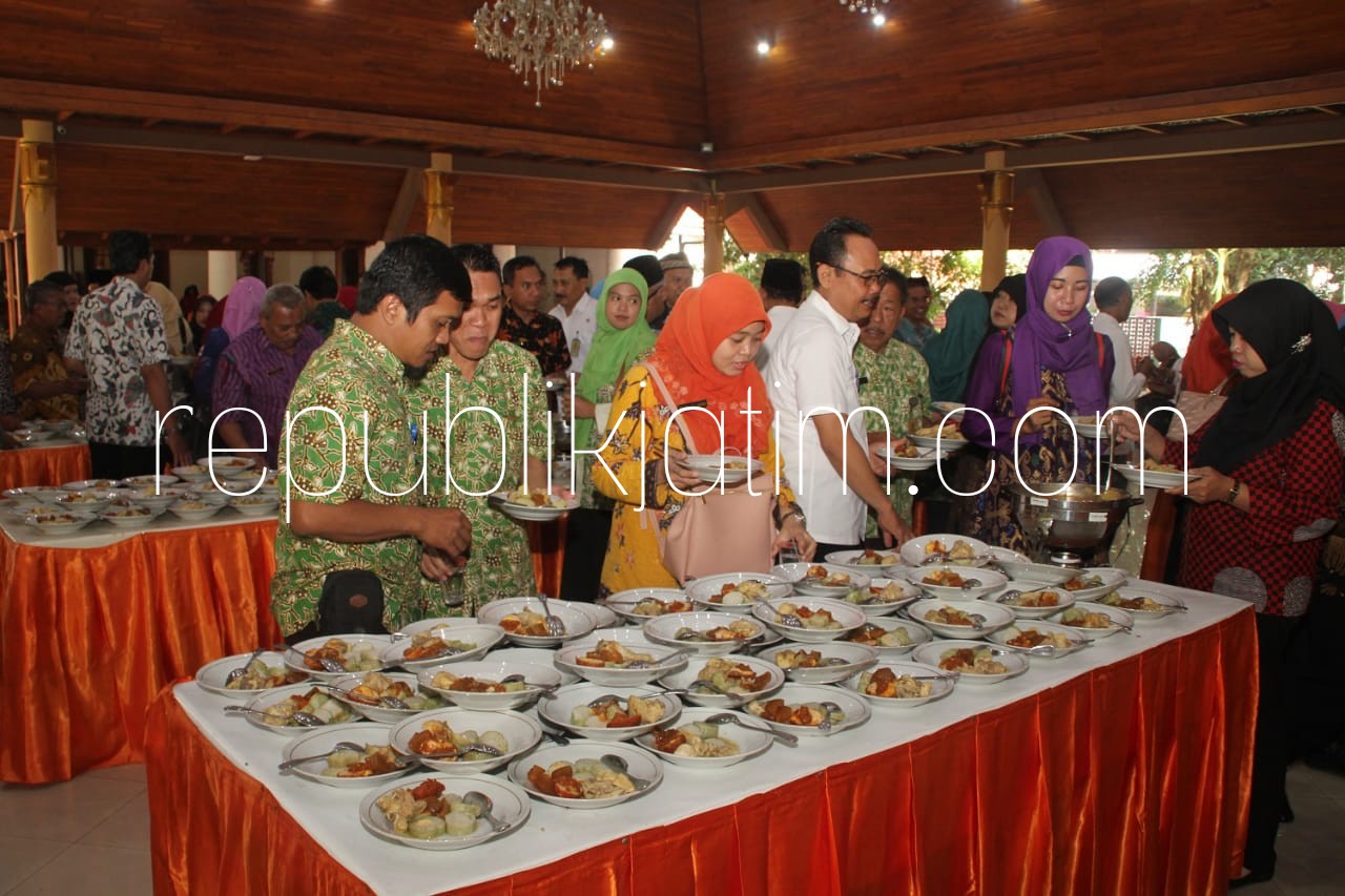 LONTONG - Untuk halal bihalal hari kedua Bupati Sidoarjo, Saiful Ilah menyediakan lontong cap gomeh sebanyak 2.300 porsi di Pendopo Delta Wibawa, Jumat (22/06/2018).