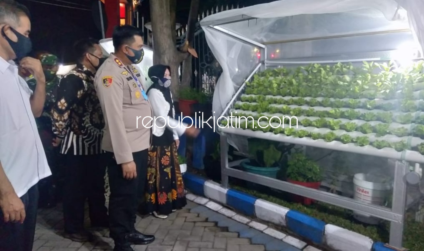 TANGGUH - Asisten I Pemkab Sidoarjo Ainurrohman didampingi Wakapolresta Sidoarjo AKBP Deny Agung Andriana, Pasiter Kodim 0816 Kapten Inf M Said, Camat Abu Dardak dan jajaran Forkopimka Sedati saat peresmian Kampung Tangguh, Minggu (21/06/2020) malam.