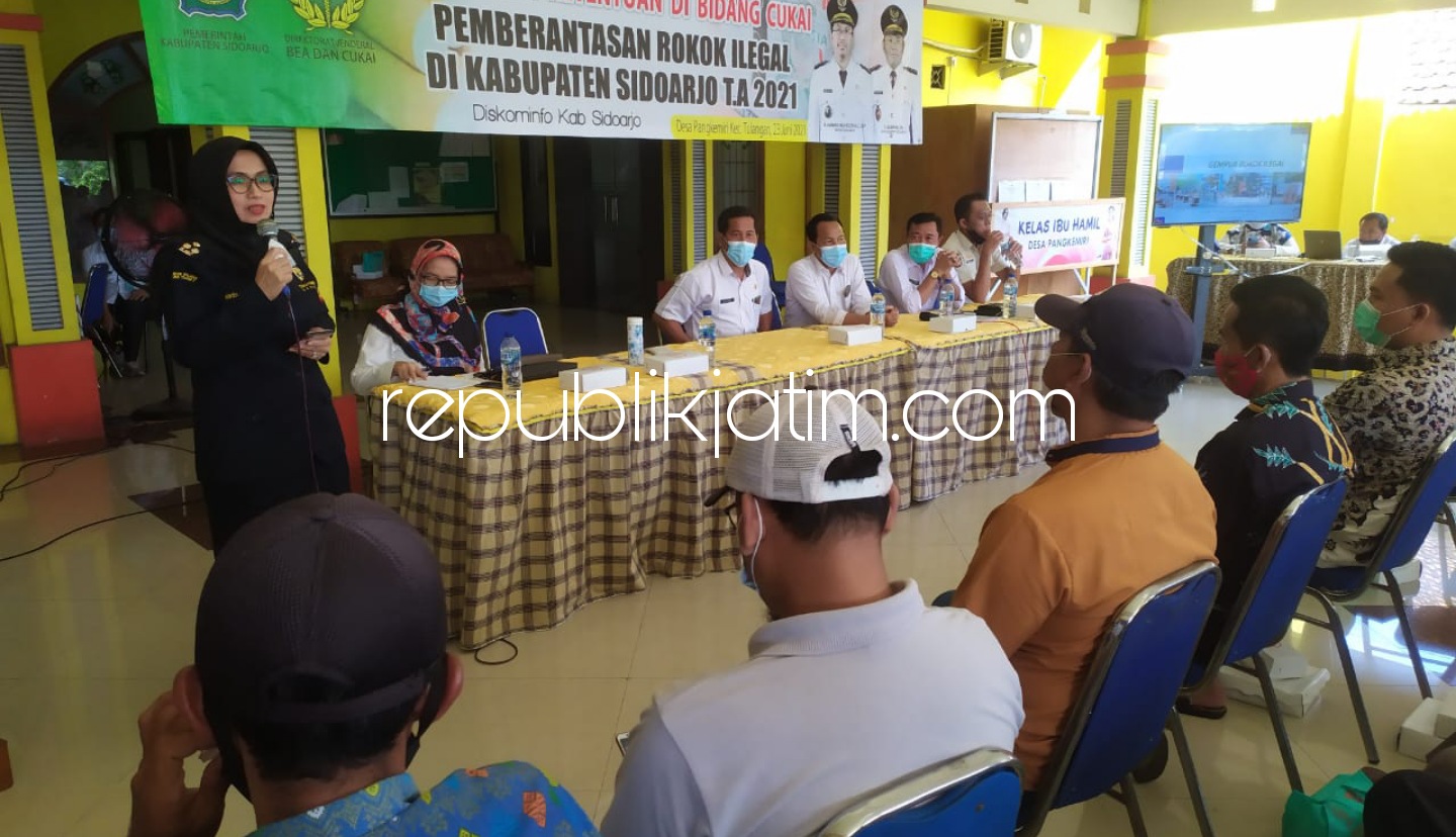 SOSIALISASI - Tim Dinas Kominfo, Bea Cukai, Bagian Perekonomian, Satpol PP dan Bagian Hukum menggelar Sosialisasi Ketentuan di Bidang Cukai Pemberantasan Rokok Ilegal di Sidoarjo Tahun Anggaran 2021 di Balai Desa Pangkemiri, Tulangan, Rabu (23/06/2021).