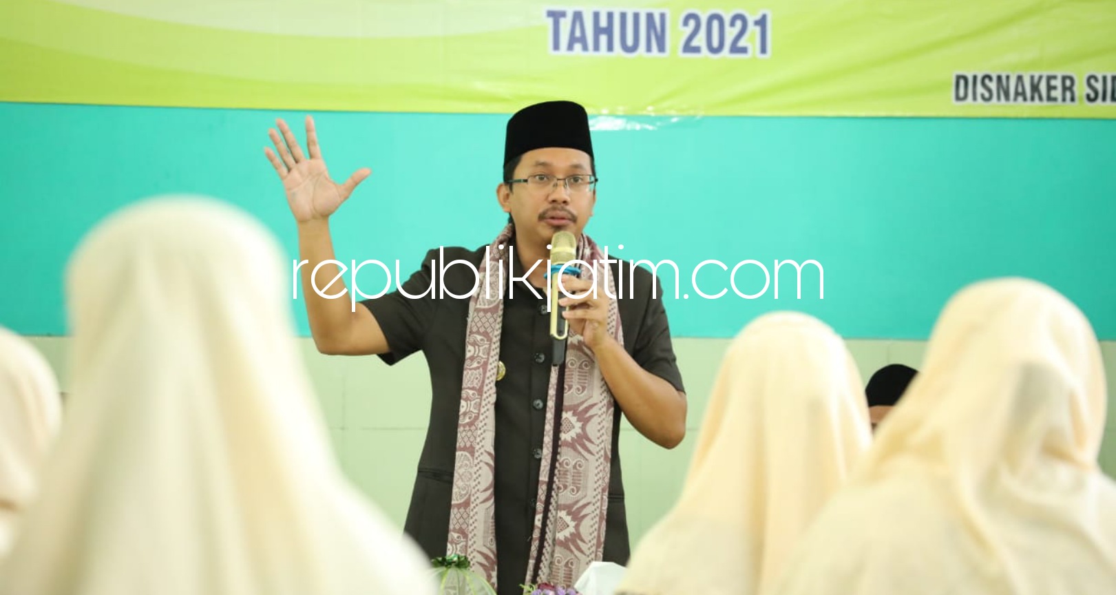 PEMBEKALAN - Bupati Sidoarjo, Ahmad Muhdlor Ali (Gus Muhdlor) membuka acara Pembekalan Khusus bagi lulusan SMK se Sidoarjo di SMK Diponegoro. Rabu, (23/06/2021).