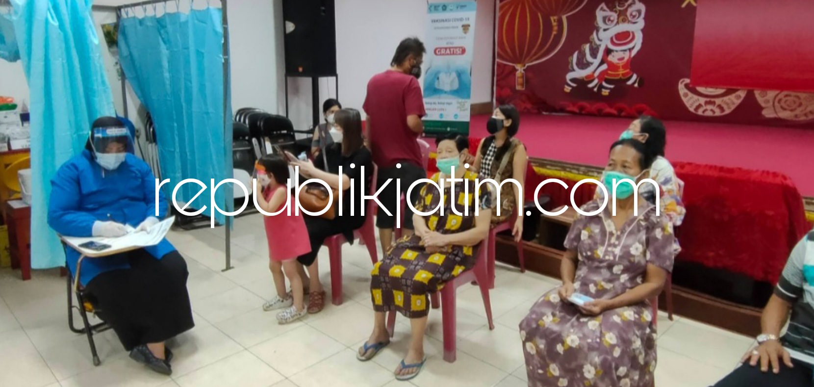 VAKSINASI - Sejumlah warga Tionghoa, lintas agama dan masyarakat Krian mengikuti vaksin Covid-19 yang dijalankan petugas Dinkes Pemkab Sidoarjo, Rabu (23/06/2021). 
