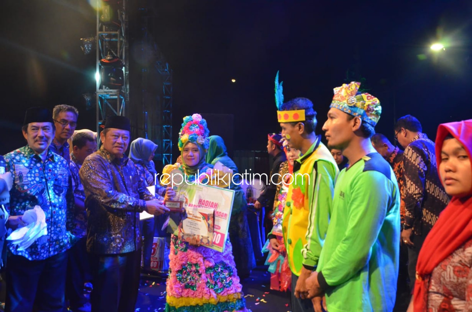 PENGANUGRAHAN - Bupati Sidoarjo, Saiful Ilah menyerahkan sejumlah penghargaan kepada para pemenang dalam acara malam Penganugrahan SBH di Alun-Alun Sidoarjo, Sabtu (22/06/2019) malam.